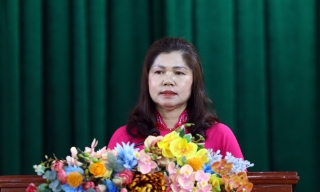 Phó Chủ tịch HĐND tỉnh Lâm Thị Hương Thành dự giao ban với bí thư chi bộ, trưởng thôn ở xã Hoàng Vân